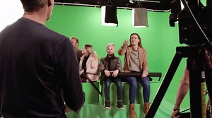 Heute lassen wir euch exklusiv hinter die Kulissen unseres neuen Imagefilms blicken!🤫 Ein 20-köpfiges Team war an der Produktion beteiligt.😲 Wie es aussieht, wenn unsere Achterbahn K2 nachgebaut wird und wer die Schauspieler sind? Aaaand, Action!🎥 | Karls Erlebnis-Dorf