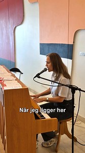 I dag skete der noget helt særligt! 🎼 Matilde Alexandra spillede for allerførste gang sangen ”Det vigtigste for mig”, som hun har skrevet sammen med 100 indlagte patienter og pårørende i Aalborg, Thisted og Hobro 😊 De har i formiddag besvaret spørgsmålet ”hvad er vigtigt for dig?” – som input til, hvad vi bør sætte ekstra fokus på i behandlingen og plejen. Og svarene har Matilde altså lynhurtigt forvandlet til denne smukke sang ❤ Vi synes, at den sidder lige i skabet – men hvad synes du? | Aal