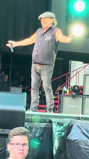 🎧⚡ AC/DC with Brian Johnson bring stadiums to their knees – nothing compares #ACDC #AC/DC