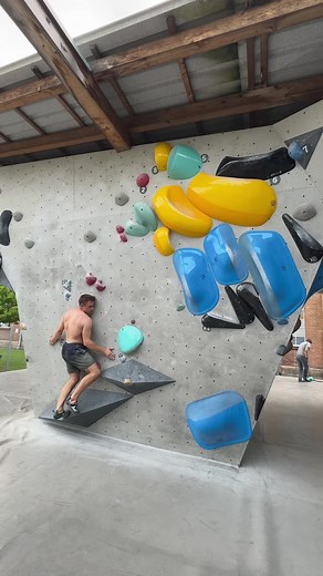 Working💨 #climbing #routsetting #training #boulder #newschoolboulder #beginnerbouldering #fitnesstips #ifsc