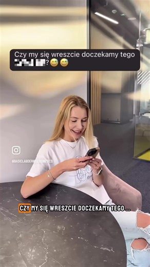 Pamiętacie, jak 2 lata temu Agnieszka Majczyk - dyrektorka ds. marketingu i komunikacji w BasicLab - odpowiadała na Wasze pytania dotyczące nowości? 👀 Wtedy byłyśmy przekonane, że zbliżamy się do finału… ale jak zawsze postawiłyśmy sobie poprzeczkę jeszcze wyżej ✨ 🤫 Nadchodzi coś, o co pytaliście nas od bardzo dawna. Przez ponad 4 lata pracowałyśmy nad formułą, która jest czymś więcej niż tylko kolejnym etapem pielęgnacji 👀 Są kosmetyki, które od pierwszego użycia naturalnie stają się częścią