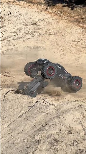 Traxxas XRT VS Mini Maxx!
