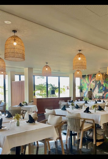 Just stumbled upon this little slice of heaven in Lubango! 📍Hotel Yona is only a 2-minute drive from the airport (perfect after a long flight!), and honestly? It's ideal for everyone whether you're on a romantic escape, solo adventure, family trip, or business stay. Let me gush for a sec: ✨That lobby? So cozy I actually wanted to linger with my coffee. ✨My room? Spacious, comfy, with a flatscreen TV & free Wi-Fi (tea/ coffee setup = lifesaver). ✨Bathroom vibes? Their spa-like toiletries made me