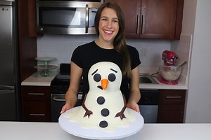 The snow flurries and single digit temperatures this week inspired me to make a snowman cake! But instead of making three spheres of cake, I wanted to mix things up and make a melted snowman! This cake is made with two batches of my favorite vanilla layer cake recipe, and american buttercream: https://chelsweets.com/2016/09/05/best-vanilla-layer-cake-recipe/ | Chelsweets