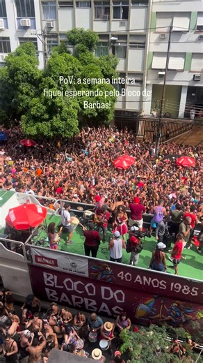 Alessandra | Dicas de Viagens | RIO on Instagram: "É amanhã!!! 🎉🎉 • Fundado em: 1985 Utilize o transporte público por Metrô Priorize a estação BOTAFOGO para ir e voltar do bloco. Bloco tradicional do carnaval carioca, que desde a década de 1980 leva alegria para as ruas de Botafogo, com sambas em tons políticos e críticos, sem deixar a diversão de lado. Pelo contrário, sobra alegria e bom humor! ⏰11:00h • Sábado | 14/02 R. Arnaldo Quintela, 120 - Botafogo, Rio de Janeiro - RJ, 22280-070, Brasi