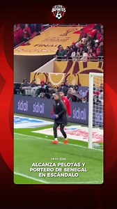 El partido entre Marruecos y Senegal no solo se vivió en la cancha: los alcanza pelotas marroquíes protagonizaron un forcejeo durante gran parte del encuentro con el arquero suplente de Senegal, en un episodio que sorprendió a todos. 🏟️ El motivo del altercado fue una toalla que el portero defendía con uñas y dientes, impidiendo que los asistentes del equipo rival se la llevaran. Lo que parecía un gesto cotidiano de hidratación se convirtió en un enfrentamiento inesperado, con tensión visible e