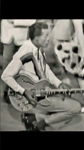 Chuck Berry performing Johnny B Goode & his famous duck walk Live on a Late 1950s Dance Show. 🎶