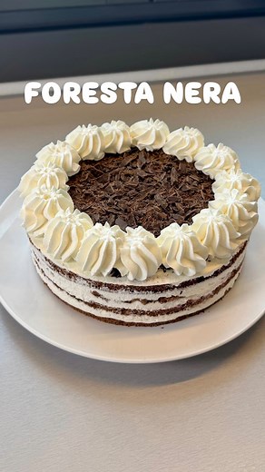 FORESTA NERA 🍰 Questa è la mia versione! La preferisco perché la torta originale è a mio gusto “troppo tamugna” invece con questo cake rimane molto più soffice e delicata! INGREDIENTI: Per il cake: 5 uova 120 g zucchero 100 g farina 00 35 g cacao amaro 45 g olio di semi 45 g latte 4 g lievito per dolci Per la bagna: Sciroppo delle amarene sciroppate stessa quantità di latte amarene sciroppate qb 300 g panna da montare (con 50 g zucchero a velo) 150 g cioccolato fondente a scaglie PROCEDIMENTO N