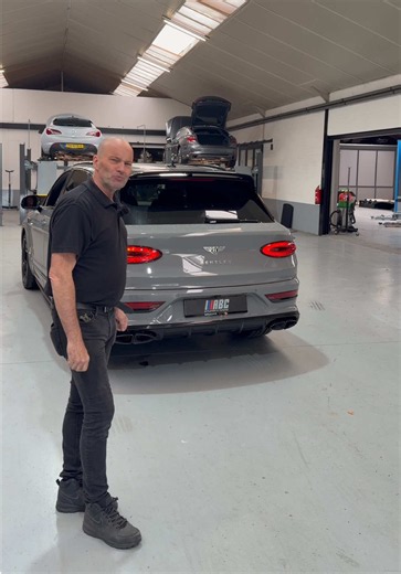 𝗗𝗜𝗧 𝗜𝗦 𝗛𝗢𝗘 𝗘𝗘𝗡 𝗕𝗘𝗡𝗧𝗟𝗘𝗬 𝟑.𝟎 𝗩𝟖 𝗠𝗢𝗘𝗧 𝗞𝗟𝗜𝗡𝗞𝗘𝗡! 😍🔥 Deze Bentley 3.0 V8 kwam bij ons binnen voor een upgrade en is voorzien van 𝟐 𝗔𝗕𝗖 𝗞𝗟𝗘𝗣𝗣𝗘𝗡. 💨 Het resultaat? Een 𝘀𝗽𝗼𝗿𝘁𝗶𝗲𝘃𝗲𝗿 𝗴𝗲𝗹𝘂𝗶𝗱 én 𝗲𝗲𝗻 𝗰𝗼𝗺𝗽𝗹𝗲𝗲𝘁 𝗮𝗻𝗱𝗲𝗿𝗲 𝗿𝗶𝗷𝗯𝗲𝗹𝗲𝘃𝗶𝗻𝗴. 😏🔥 🔇 𝗞𝗹𝗲𝗽𝗽𝗲𝗻 𝗱𝗶𝗰𝗵𝘁? Rustig & comfortabel 🔥 𝗞𝗹𝗲𝗽𝗽𝗲𝗻 𝗼𝗽𝗲𝗻? Sportief, voller & meer karakter Deze Bentley 3.0 V8 is weer een mooi voorbeeld van wat er mogelijk is met onze 