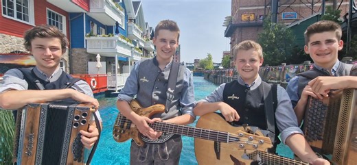 ...gleich geht's los...die Jungs von Brennholz - Die Band starten bei der Sommerhitparade in der ARD-Show IMMER WIEDER SONNTAGS. Viel Glück wünschen euch Flo, Much und Reini, eure Grubertaler. | Die Grubertaler