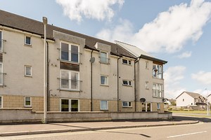 ATTENTION FIRST TIME AND MATURE BUYERS! 5 Elm Court, Bridge of Earn- Offers Over £82,950 This beautifully-presented ground floor flat is in excellent condition throughout and comes with its very own parking space and patio doors out to a communal lawn from the lounge. An absolute must see! Book your viewing by calling 01738 827864 and don't miss out! | Simple Approach Estate & Letting Agents