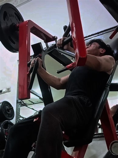 Best bencher in Jaktim btw 😂✌️ Says who? Says me #gym #fitness #bodbuilding #fyp #omvisen