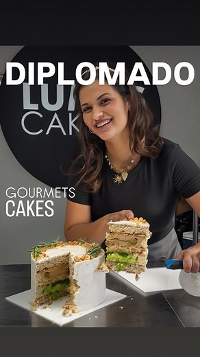 Javier Azocar on Instagram: "🍰 Día 5 del Diplomado Intensivo de Luma’s Cake 💕 Un día completamente dedicado a la pastelería gourmet ✨ Elaboramos 5 tortas completas con recetarios personalizados 📖 Cada una con distintos tipos de cake, ganache, cremosos, gelée y confit, además de capas crocantes y combinaciones únicas 😍 Más que recetas, aprendimos a reinterpretarlas y crear infinitas versiones propias, desarrollando el verdadero dominio técnico y creativo 💪&