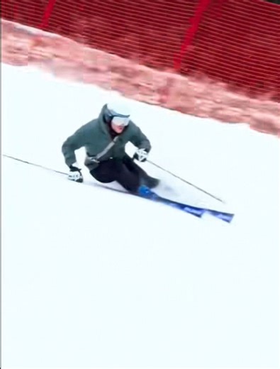 Dynamic parallel turns by pro demo skier🇮🇹🏆🎥 @Thomas Dalla Libera _ round medium arcs _ extreme body inclination/ hip angulation _ both skis weighted tip to tail _ hip width stance _ calm upper body at attacking position | Thanos Floros