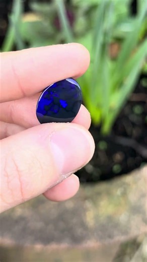 A black opal with a subtle pattern of purple hues. And did I mention it’s over 7 carats?😳