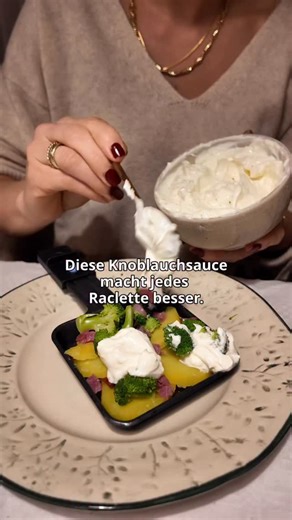 Sandra Wall | Gesund kochen mit Thermomix® on Instagram: "Knoblauchsauce fürs Raclette 🤍 Cremig, frisch & in 2 Minuten fertig Raclette ohne gute Sauce? Für mich undenkbar. Diese Knoblauchsauce ist schnell gemacht, nicht zu schwer und passt perfekt zu Kartoffeln, Gemüse, Brot oder Fleisch – egal ob Weihnachten oder Silvester. du brauchst 2 Knoblauchzehen 150 g Frischkäse 150 g griechischer Joghurt 1 TL Salz Pfeffer nach Geschmack 1 TL Zitronensaft optional: etwas fein gehackte Petersilie Zuberei