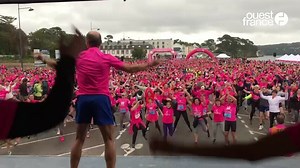 Odysséa : les coureurs s’échauffent avant le départ de la course caritative à Brest ce dimanche 💗 | Ouest-France Brest