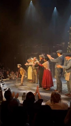 The cast takes their first bow 🥹👏