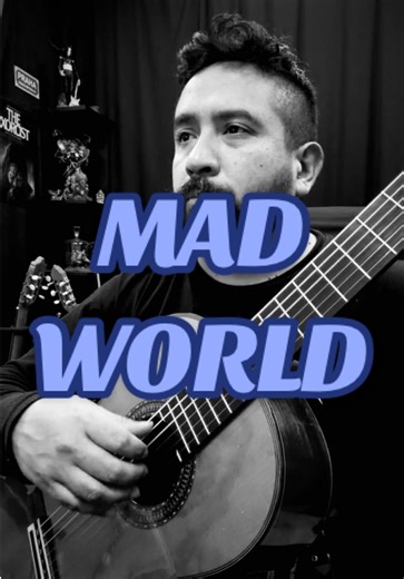 Nuevamente leyendo arreglos para guitarra en la noche. Mad World fue el primer sencillo de Tears for Fears, lanzado en 1982, y desde el inicio dejó claro que no era una canción pop común. Roland Orzabal la escribió siendo muy joven, observando esa sensación de rutina, alienación y desconexión que aparece cuando uno empieza a cuestionar el mundo que lo rodea. Aunque la versión original tiene un ritmo casi bailable, la letra siempre ha sido inquietante. Con el paso del tiempo, muchas reinterpretac
