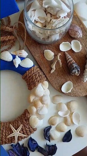How to Make an Easy Summer Seashell Wreath #wreathdiy #shellwreath #seashellwreath #creative #shell