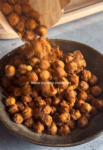 Crunchy Tahini Chickpeas ✨ Episode 3 of Illegal Vegan Snacks Because if you still think vegans snack on carrots only… this one’s for you 😏 Air-fried to perfection 🤍 Chickpeas tahini = the win 😏✨ ✨ Ingredients \t•\tCooked chickpeas: 240 g (about 1 standard can, drained & rinsed) \t•\tTahini: 30 g (2 tbsp) \t•\tOil (olive or neutral): 14 g (1 tbsp) \t•\tPaprika powder 1tsp \t•\tSalt: 1/2tsp \t•\tBlack pepper: 1/4tsp •Garlic powder 1/2tsp ✨ Instructions \t1.\tPat chickpeas very dry with a towel 