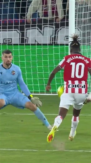 Williams Jr's impossible curve that broke the goalkeeper #soccer #football #goals