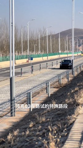 我来给大家科普了，这条特别的路段叫比利时路，比利时路面主要是测试车辆的轮胎、悬架系统、车身车架以及结构部件的强度、震动和可靠性哦。车辆在比利时路上行驶时，会经历持续的冲击和振动，这种测试能全面评估车辆底盘的整体刚性和结构强度，确保车辆在各种路况下都能保持稳定和可靠，大家了解了吗