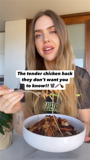 Have you ever ‘VELVETED’ your chicken?! 🙀 This is how takeout spots get their chicken to be crazy soft and juicy! And it works so freakin’ well!! You may never make your chicken the same again after today!! Here’s what ya need cutie: 130g Chicken Breast Mini Fillets (Raw) 1 Tbsp Baking Soda 100g Rainbow Slaw/Shredded Cabbage 30g Teriyaki Sauce 30g Soya Sauce 15g White Wine Vinegar 5g Chilli Crunch/Chilli Oil Salt & Pepper 1 Tsp Garlic Powder EBTB Seasoning 60g Wholewheat Spaghetti Noodles Calor