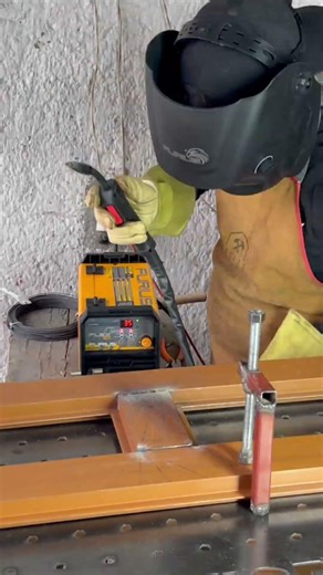 #shorts Así fabrico una puerta metálica con perfil P300 🔥#puerta #herreria #p300 #k300