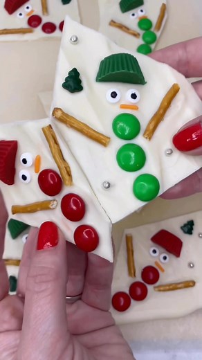 753K views · 14K reactions | Chocolate snowman bark ⛄️⛄️⛄️ All you need to make this is: 400g white chocolate melted Candy eyes  Orange sprinkles M&Ms ❤️Pretzel sticks 泌 Reese’s cups #christmasbaking #chocolatebark #christmastreats #snowman #cakedbyrach #cutefood | Caked By Rach | Facebook