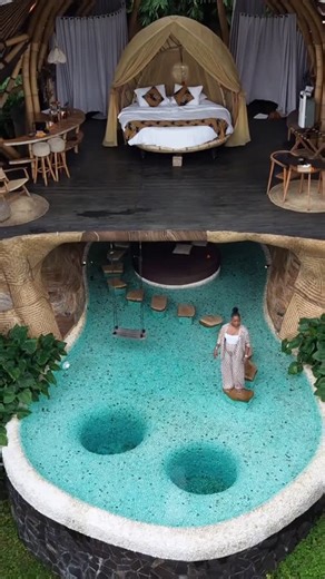 Les splendeurs du Monde on Instagram: "Un escalier qui se soulève avec @rayanaqbl et dévoile une piscine cachée 🌴✨ À Bali, certaines villas repoussent les codes de l’architecture tropicale. Ici, pour accéder à l’espace détente, il faut littéralement relever l’escalier. En dessous ? Une zone plus basse, intime, avec piscine privée intégrée au cœur de la villa. À Bali, l’architecture contemporaine s’inspire souvent des concepts “indoor-outdoor”, où les pièces se fondent dans la nature. Cette vill