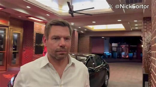 💥美国议员埃里克·斯沃韦尔（Eric Swalwell）被当场质问“中国女间谍Fang Fang”事件时瞬间慌了！记者Nick Sortor爆料晚宴在他旁边坐了90分钟，听他醉酒后大肆吹嘘：在国会山搞“群P”厌倦老婆，只想睡“十分女”利用情报委员会权力骚扰伊万卡·川普（因为她“太辣”）更离谱的是，他刚认识一群说客就立刻泄露工作机密，还求助出轨……这才是真正的国家安全威胁！