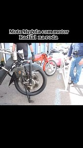 Megola, uma motocicleta alemã produzida entre 1921 e 1925, que possuía um motor radial de cinco cilindros dentro do cubo da roda dianteira, sem câmbio ou embreagem, e com tração dianteira. A Megola se destaca por sua arquitetura incomum, onde o motor girava junto com a roda, transmitindo a potência diretamente à mesma. Para ligar a moto, era necessário girar a roda com a moto suspensa no descanso dianteiro ou dar um empurrão. #moto #radial #motor #engine #megola #mecânica #semfreio | Wagner Polo