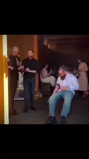 MAESTRO exe on Instagram: "日本利用压电瓷砖将脚步转化为电能。这些瓷砖捕捉来自你脚步的动能。当你行走时，你的重量和动作会对瓷砖产生压力。瓷砖会轻微弯曲，从而产生机械应力。瓷砖内部的压电材料将这种应力转化为电能。每一步都会产生少量电荷，而数百万步结合在一起就能产生足够的电力来驱动 LED灯、数字显示屏和传感器。在像涩谷车站这样繁忙的地方，每天大约有240万个脚步为这一系统作出贡献。这些电能可以被储存或立即使用，从而减少对传统电力来源的依赖，并支持可持续的城市基础设施。这种方法将日常运动转化为实用的可再生能源。 #日本 #知识#事实#你知道吗#推荐 #科技 #创新#历史#技术#实验#热门"