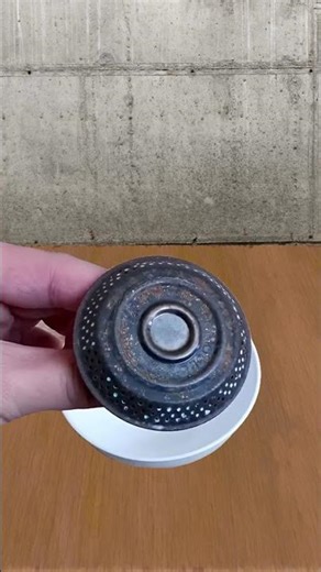 Cleaning a stove with Coca Cola