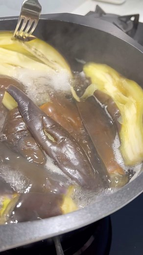 NONNA’s Melanzane Fritters🫶🤤 **Serves 10-20 for an appetiser** 💥 INGREDIENTS 💥 1kg of eggplant 2 cups of breadcrumb 1/2 cup of Parmesan cheese 3 eggs 150 grams of minced beef Freshly chopped basil 1x small minced garlic Salt and pepper to taste Oil of your choice for deep frying 💥DIRECTIONS💥 1. Cut your eggplant in half and use a knife to add slices through in each side to ensure it cooks evenly. 2. Add your eggplant to boiling water and cover with a lid. Let it cook for roughly 20-30 mins