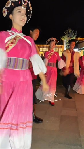 💙 Everyone should visit Lijiang at least once. Dancing Datiao with Naxi friends under the open sky gives you a feeling that’s hard to describe — a heartbeat moment where music, culture, and joy blend into one.✨ #Lijiang #NaxiCulture #DatiaoDance #YunnanSpirit | Amazing Lijiang