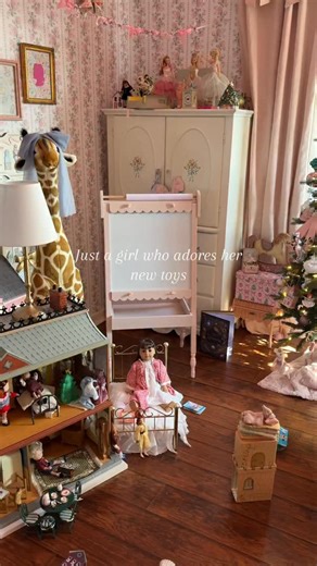 My daughters room since Christmas. She’s been having so much fun playing with everything she got for Christmas. There’s been a bit of a crossover. Samantha is Madeline’s mom and Anastasia also lives in the old house in Paris that was covered with vines😍🎄🎀✨ @americangirlbrand @mailegusa @barbie @potterybarnkids @loveshackfancy #girlmomlife #kidsroomdecor #motherhood #pinkasthethic #babygirl | Claudia - The Dainty Life