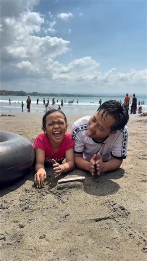 Ayuda can make a phone holder out of sand