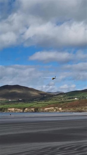 You never know what you’ll find on Inch Beach! Great to see the @leinsterglidingcentre return once again for their annual Kerry Safari! #glider #aviationclub #leinsterglidingcentre | Inch Beach House & Cottages
