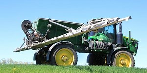 Salford mounts air boom applicator on Deere sprayer chassis