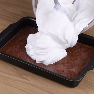La célèbre recette du gâteau au chocolat. Vous ne voudrez pas la faire autrement. | Super Savoureux