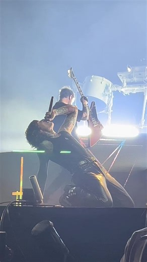 MANTRA 🖤 @BRING ME THE HORIZON #bmth #bringmethehorizon #olisykes #oliversykes #oliversykesbmth #concert #mantra #posthumaneutour #posthumantour #hamburg