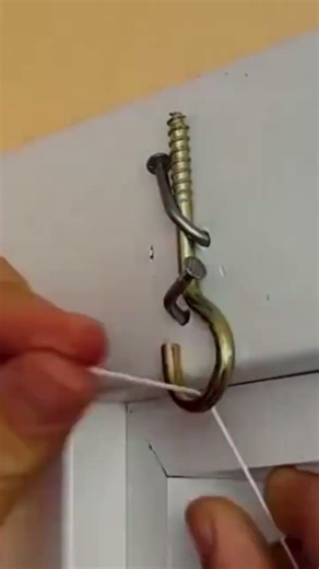 the process of installing rope on the wall to hang drinking bottles.