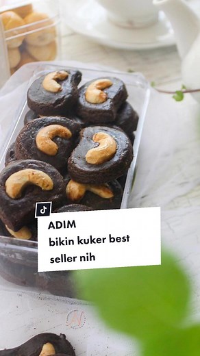 Cookies Coklat Mete Bahan : 200gr buter(bisa campur margarin) 180gr Gula halus 2 butir Kuning telur 150gr DCC(lelehkan) 500gr Tepung Terigu 3SDM Tepung Maizena 50gr Susu Bubuk coklat bubuk 40gr Bahan Taburan : 200gr kacang mete belah (oven) Putih telur untuk olesan #adayinmylife #adayinmylife #dayinmylife #kulinermakassar #training #kuker #kuelebaran