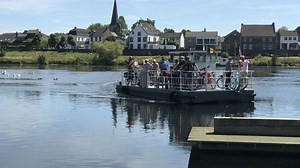 Bac Cramignon : découvrez cette mini-croisière insolite pour rejoindre les Pays-Bas en bac sur la Meuse - RTBF Actus