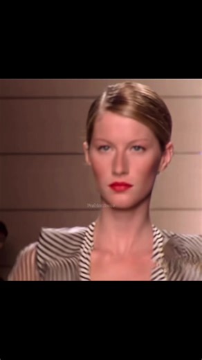 #Giselebündchen for #VALENTINO 2001 Spring / Summer || #Supermodel #Runwaywalk #Fyp