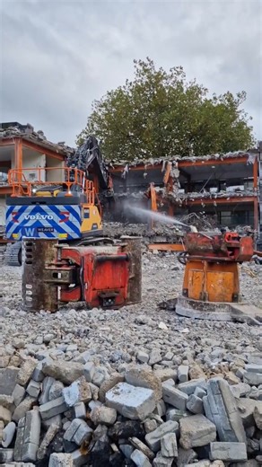 Demolition work is well underway at the Pydar Street site! 🚜 Many of you will know that Treveth is the developer behind the Pydar development in Truro, and if you're local, you may have spotted activity has increased on site in the last few days. This is the final part of the demolition phase where Weaver Demolition is removing the Truro Bowl, Circuit House, and the former Hardy Carpets and Roseland Furniture stores. Work is expected to finish by December. Once archaeology work has taken place,