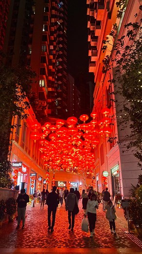 Lantern Festival in Hong Kong is more than just a celebration – it’s full of wonder with events happening all over town. Check out the carnivals happening… 🎪 📍Hong Kong Cultural Centre Piazza 📍Hong Kong Velodrome Park 📍Tin Shui Wai Park & Ginza Square Tap the link in bio for the ultimate list of things to do at the end of Chinese New Year! #SassyHongKong | Sassy Hong Kong