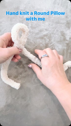 3.1K reactions · 63 comments | Hand knit a round Pillow with me! 殺臨 Yarn: BeCozi.net | BeCozi | Facebook